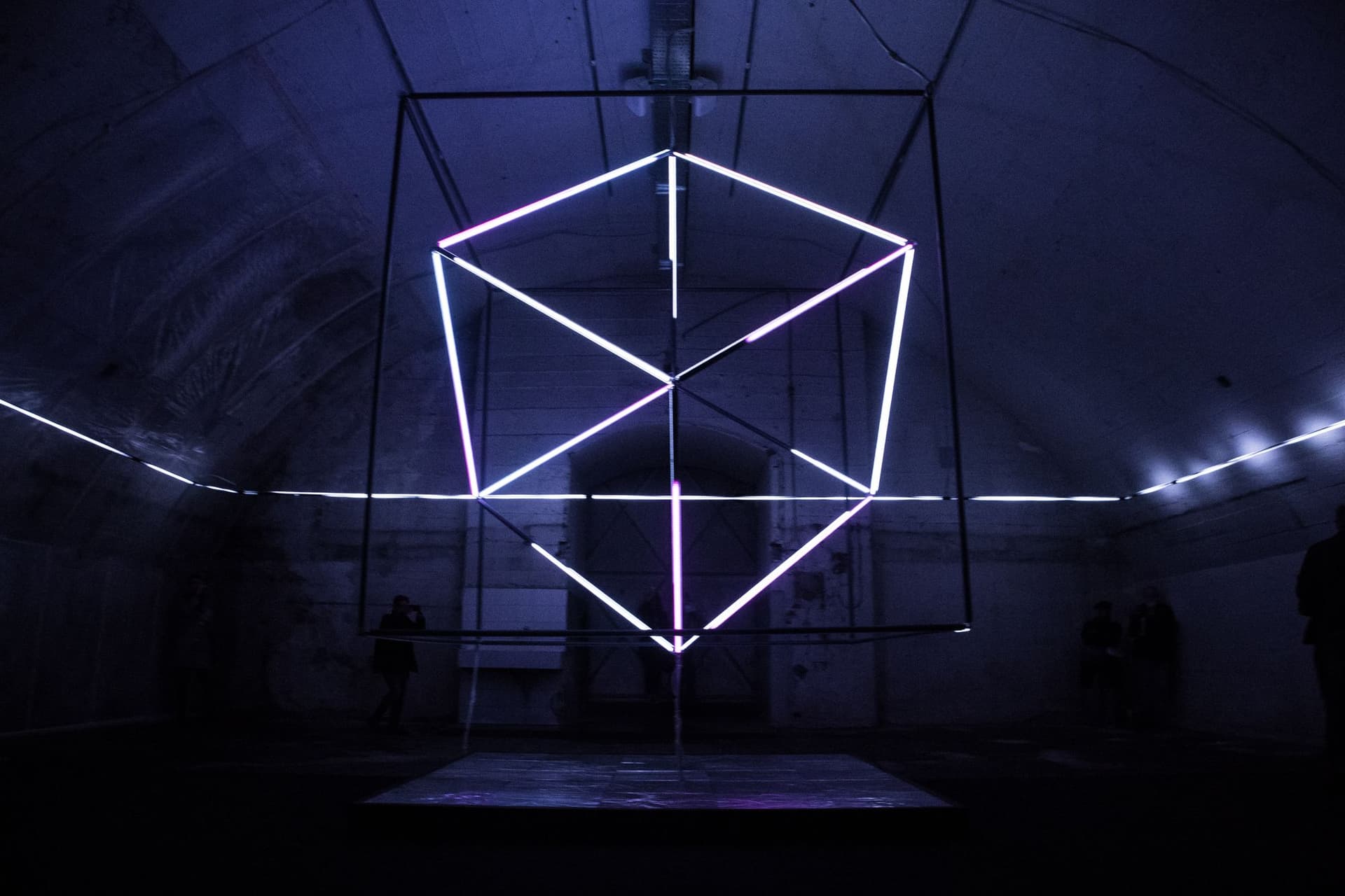 Installazione di luci durante la Milan Design Week 2019 (Photo by Roger Goh on Unsplash)